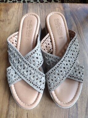 Bella Vita Taupe Laser Cut Sandals Size 10 Narrow